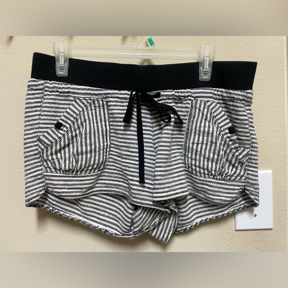 Black & white shorts with pockets, size 7